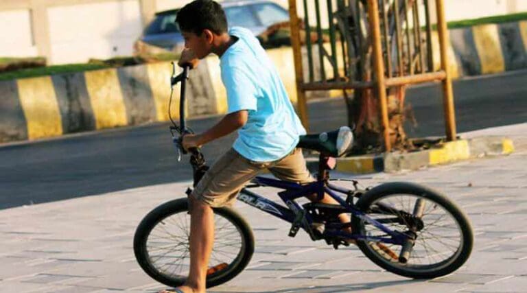 Jochie wil vader redden, stapt 's nachts op de fiets.