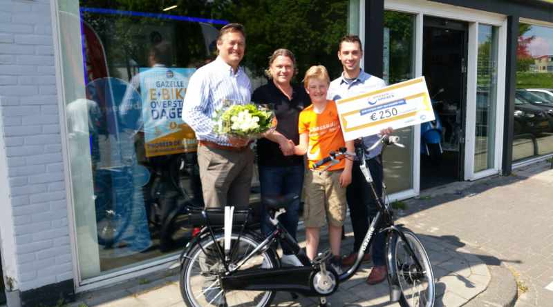 Gazelle verrast kind- ambassadeur van Spieren voor Spieren met e-bike.