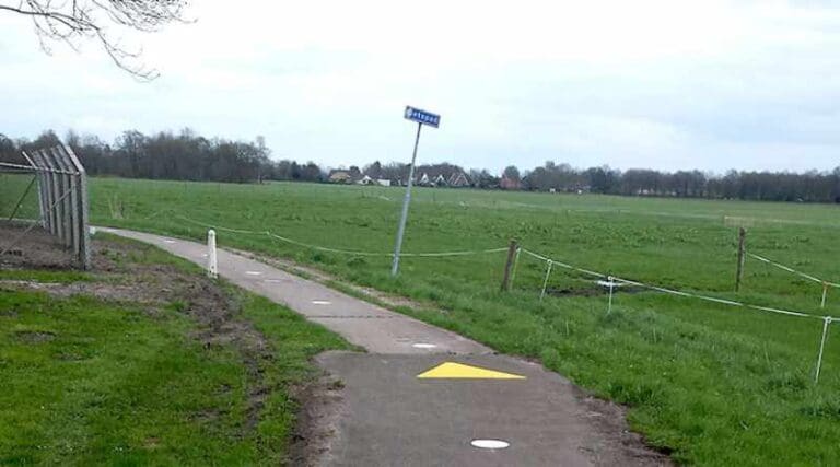 Retroflecterende stippen verbeteren geleiding op smal fietspaadje.