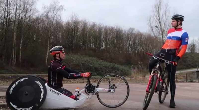 Tim de Vries Handbiker fietst een ronde met Matthijs Büchli