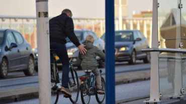 Vader met zoon op de fiets