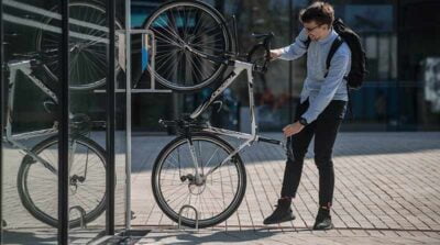 Parkis parkeerapperaat man zet fiets in apperaat
