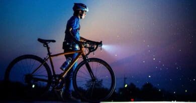 De dagen worden korter denk aan de juiste fietsverlichting - racefiets met koplamp op stuur.