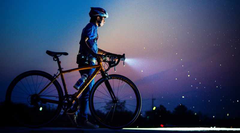 De dagen worden korter denk aan de juiste fietsverlichting - racefiets met koplamp op stuur.