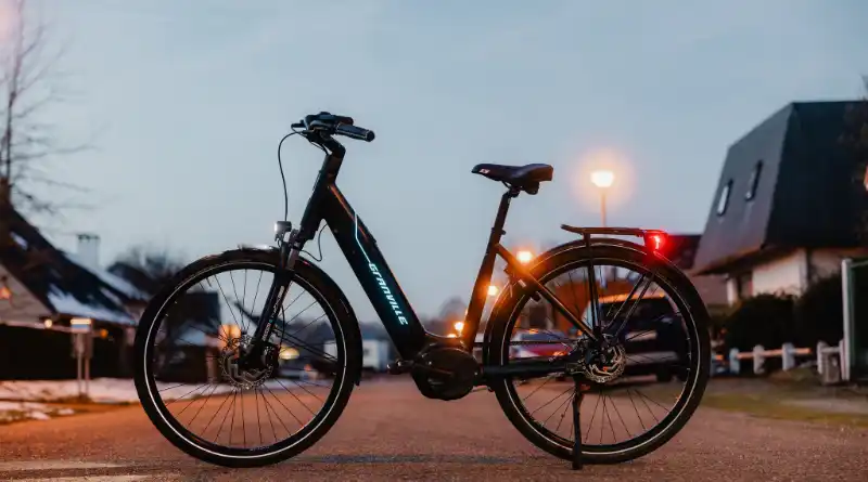 Met deze nieuwe e-bike val je meer op in het donker of de mist