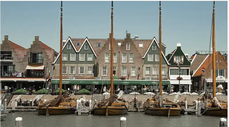 Fietsverhuur in Volendam geniet van adembenemende routes langs de Gouwzee